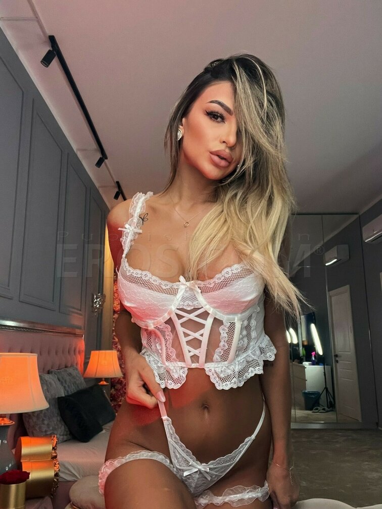 Busty Blondie photo 2